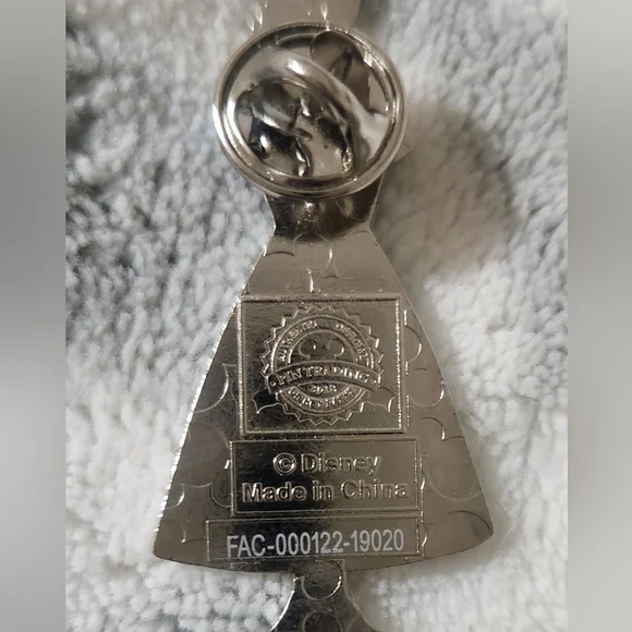 Lenox Disney Mary Poppins "Practically Perfect In Every Way" Pin - Picture 2 of 3